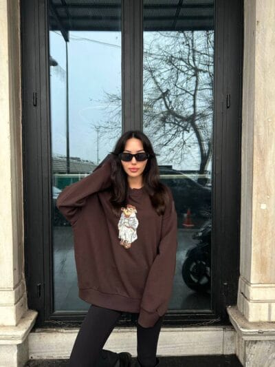 Brún bangsa peysa oversize